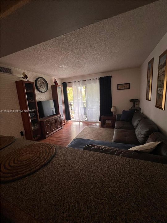 For Rent: $2,000 (2 beds, 1 baths, 838 Square Feet)
