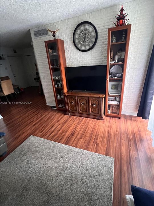 For Rent: $2,000 (2 beds, 1 baths, 838 Square Feet)