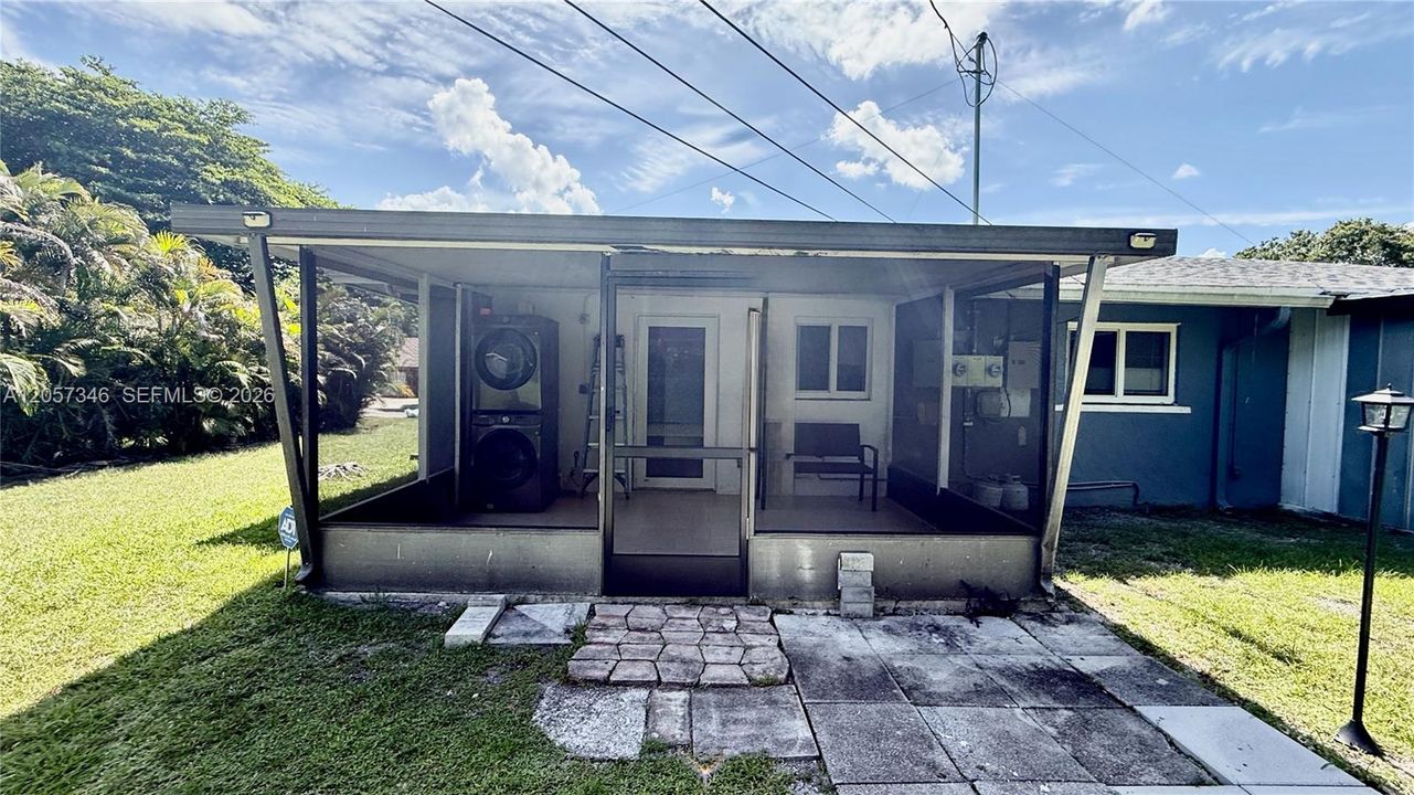 For Rent: $2,500 (3 beds, 2 baths, 2102 Square Feet)