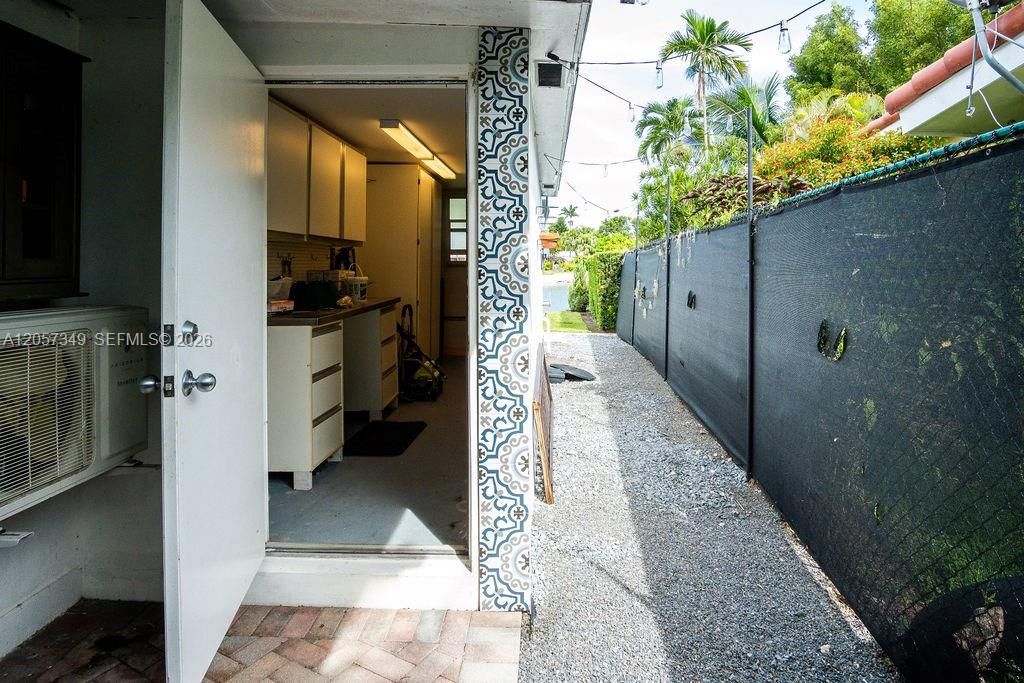 For Sale: $1,650,000 (3 beds, 2 baths, 1394 Square Feet)