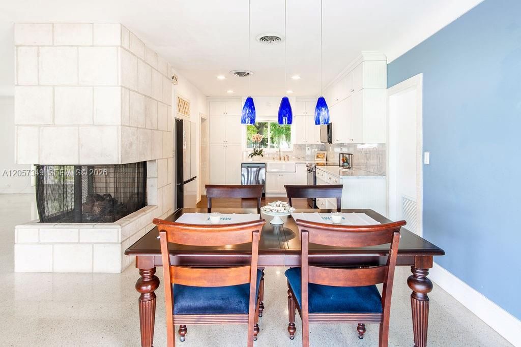 For Sale: $1,650,000 (3 beds, 2 baths, 1394 Square Feet)