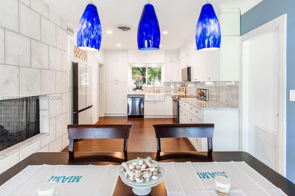 For Sale: $1,650,000 (3 beds, 2 baths, 1394 Square Feet)