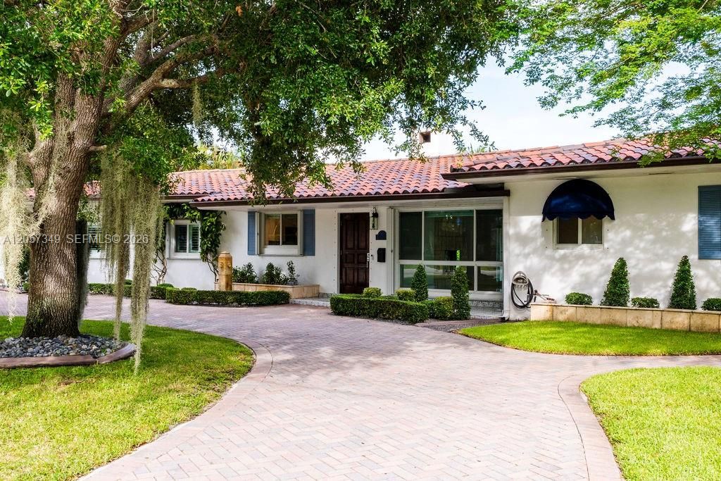 For Sale: $1,650,000 (3 beds, 2 baths, 1394 Square Feet)
