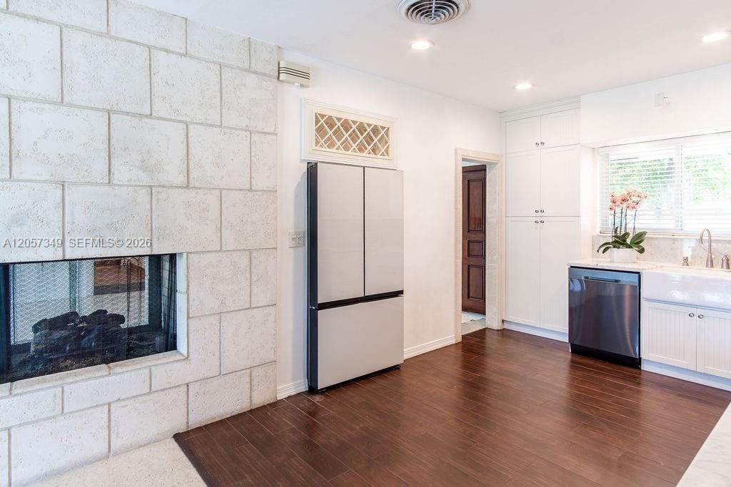 For Sale: $1,650,000 (3 beds, 2 baths, 1394 Square Feet)