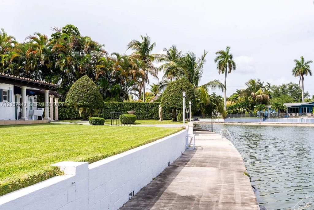 For Sale: $1,650,000 (3 beds, 2 baths, 1394 Square Feet)