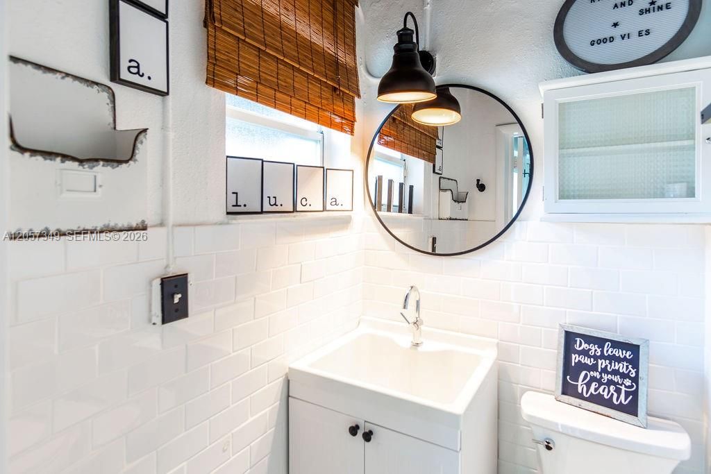 For Sale: $1,650,000 (3 beds, 2 baths, 1394 Square Feet)