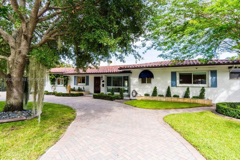 For Sale: $1,650,000 (3 beds, 2 baths, 1394 Square Feet)