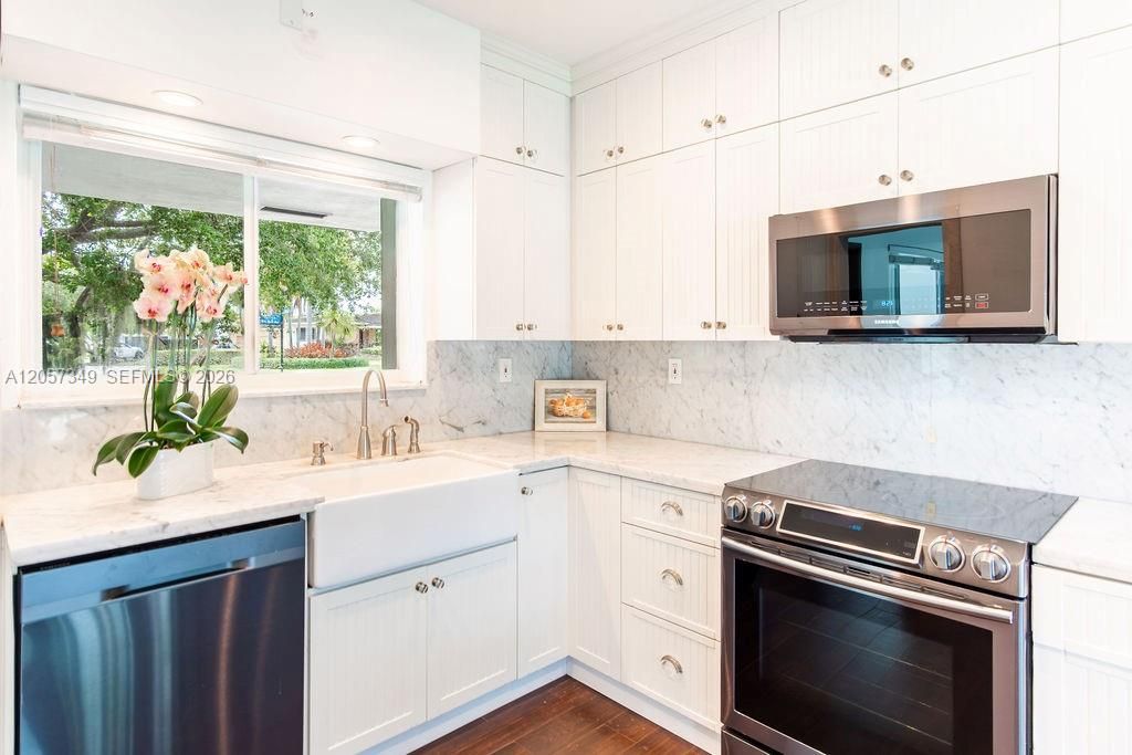 For Sale: $1,650,000 (3 beds, 2 baths, 1394 Square Feet)