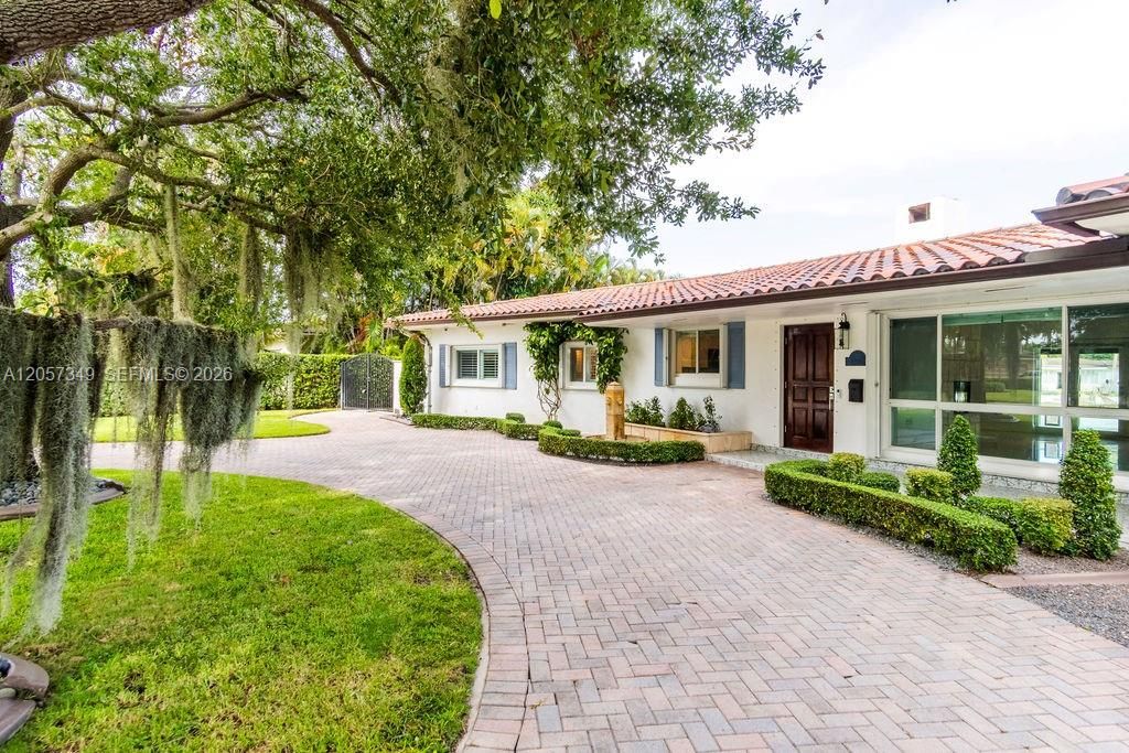 For Sale: $1,650,000 (3 beds, 2 baths, 1394 Square Feet)