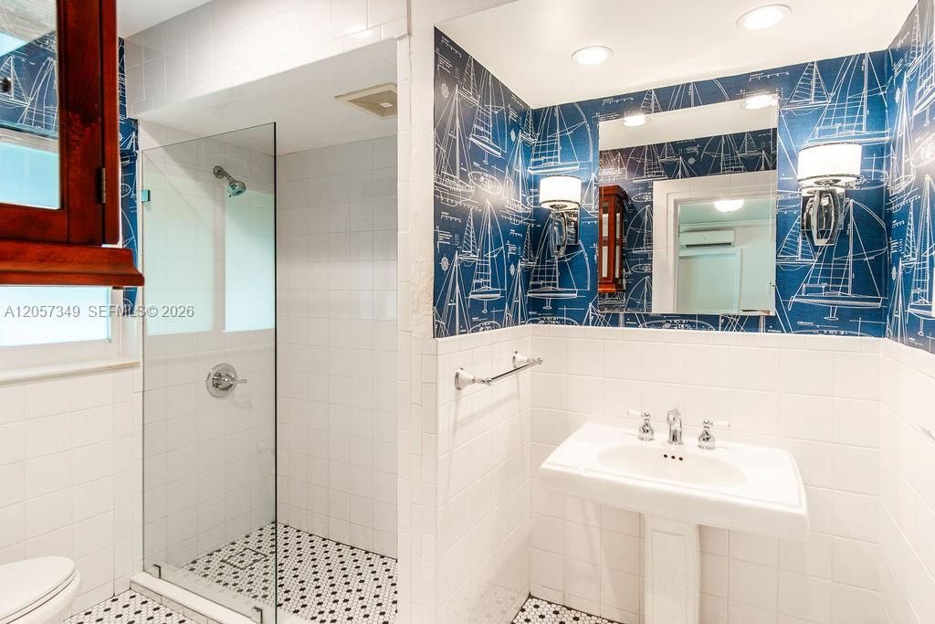 For Sale: $1,650,000 (3 beds, 2 baths, 1394 Square Feet)