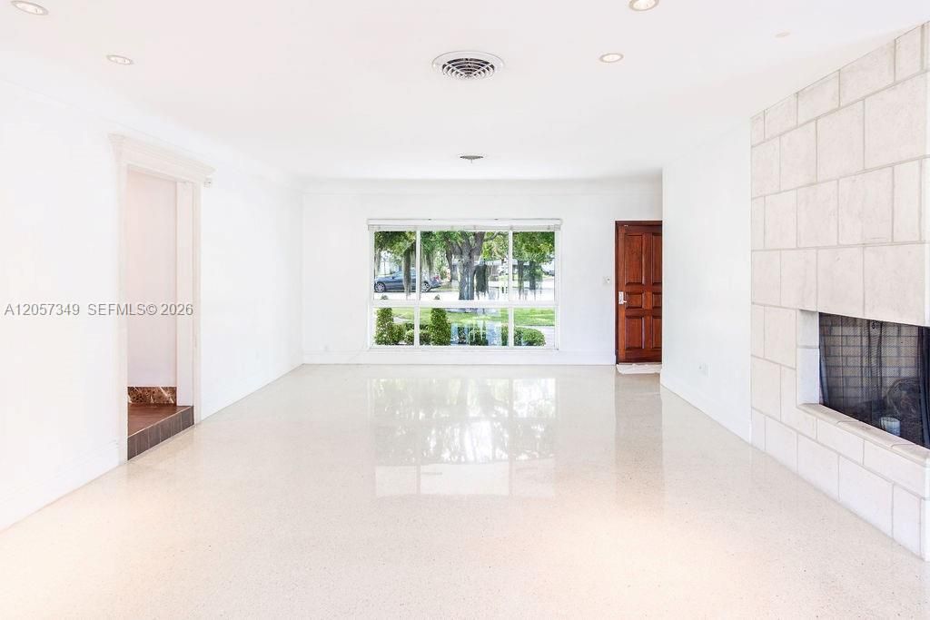 For Sale: $1,650,000 (3 beds, 2 baths, 1394 Square Feet)