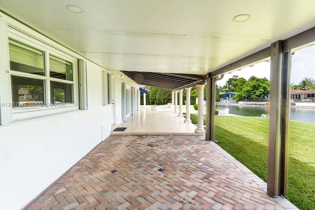 For Sale: $1,650,000 (3 beds, 2 baths, 1394 Square Feet)