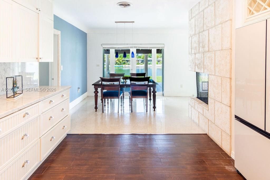 For Sale: $1,650,000 (3 beds, 2 baths, 1394 Square Feet)