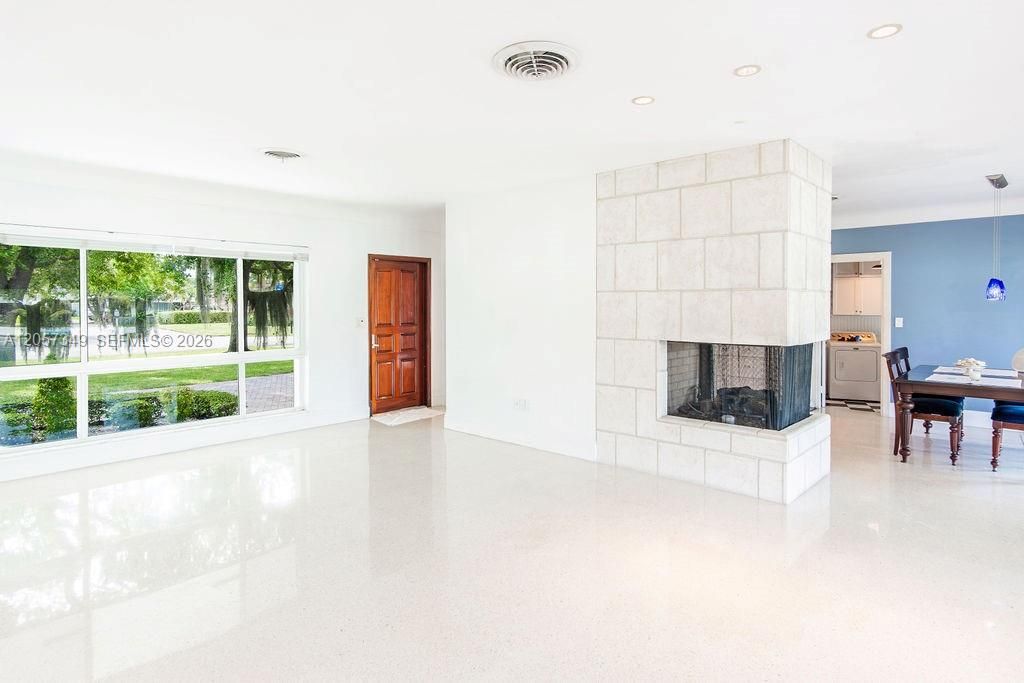 For Sale: $1,650,000 (3 beds, 2 baths, 1394 Square Feet)
