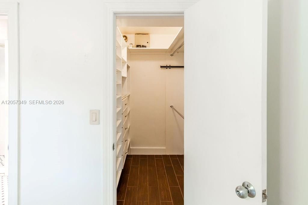 For Sale: $1,650,000 (3 beds, 2 baths, 1394 Square Feet)