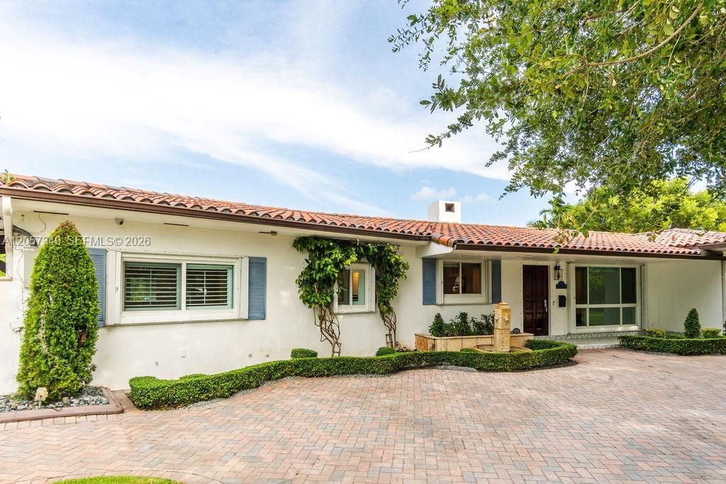 For Sale: $1,650,000 (3 beds, 2 baths, 1394 Square Feet)
