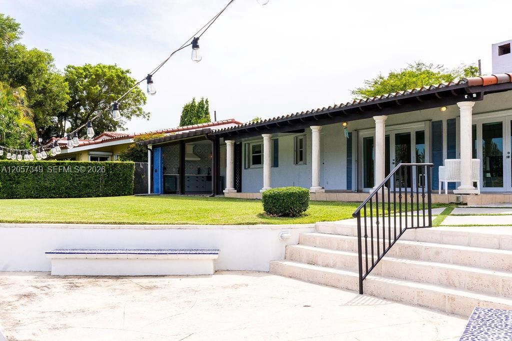 For Sale: $1,650,000 (3 beds, 2 baths, 1394 Square Feet)