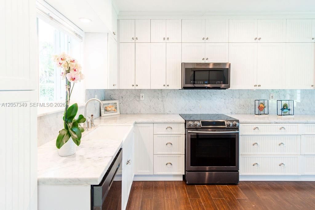 For Sale: $1,650,000 (3 beds, 2 baths, 1394 Square Feet)