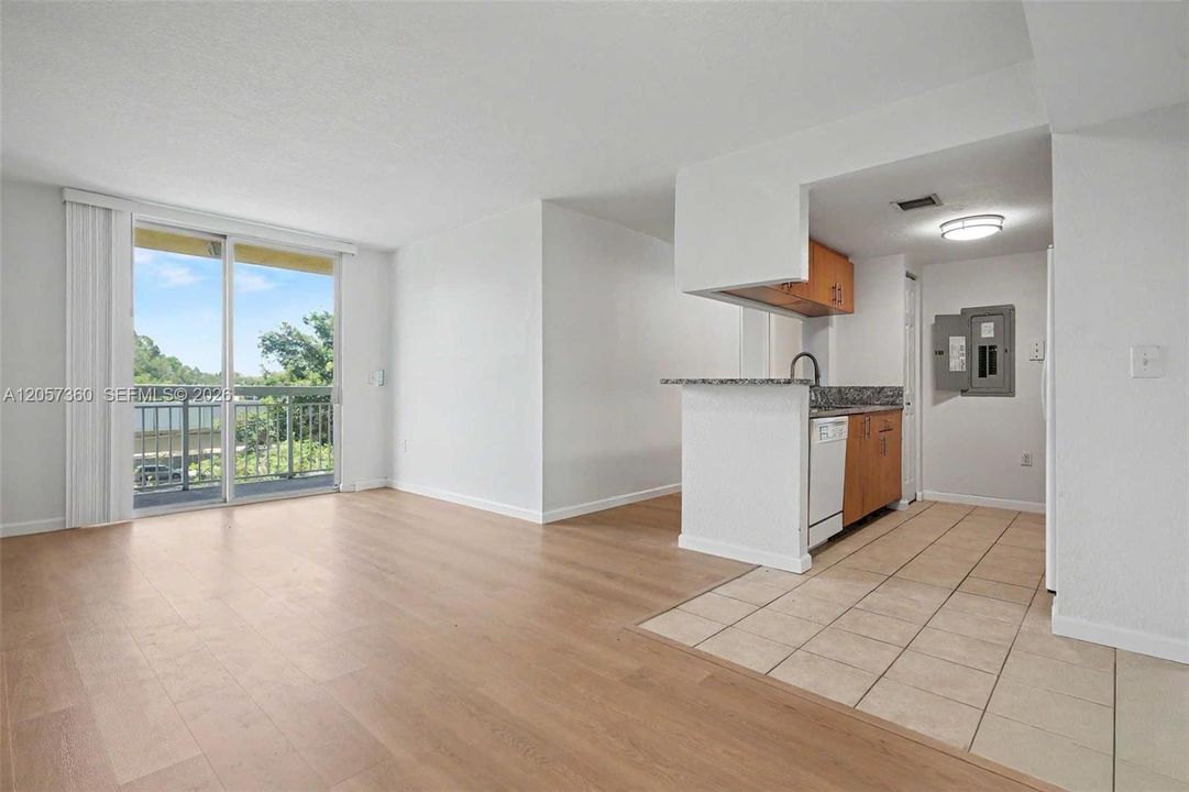 En Venta: $298,900 (2 camas, 2 baños, 882 Pies cuadrados)