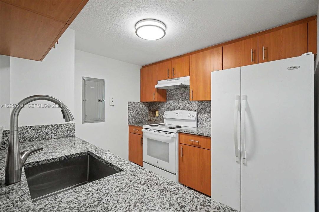 En Venta: $298,900 (2 camas, 2 baños, 882 Pies cuadrados)