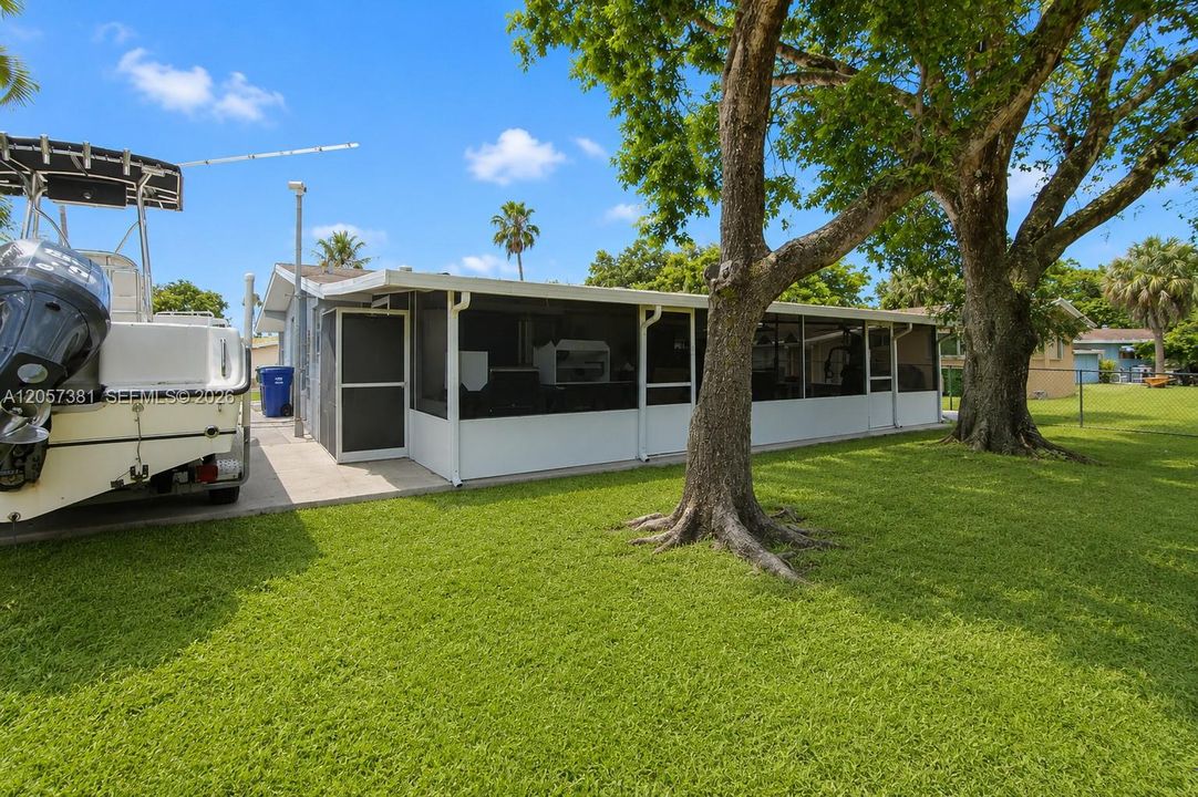 For Sale: $410,000 (2 beds, 1 baths, 888 Square Feet)