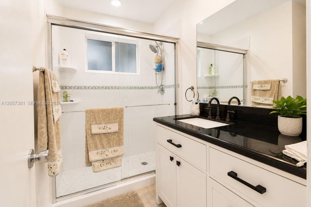 For Sale: $410,000 (2 beds, 1 baths, 888 Square Feet)
