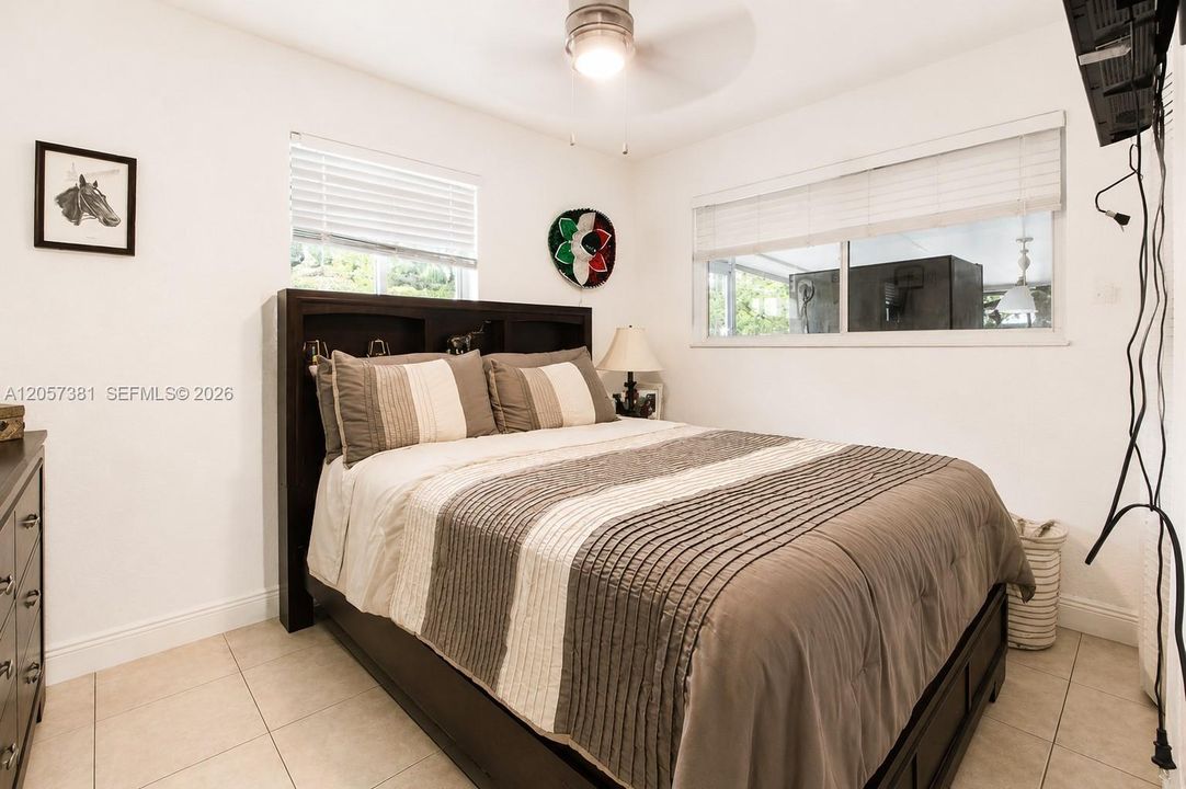 For Sale: $410,000 (2 beds, 1 baths, 888 Square Feet)