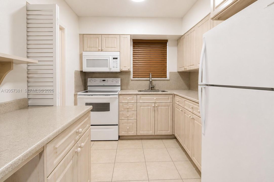 For Sale: $410,000 (2 beds, 1 baths, 888 Square Feet)