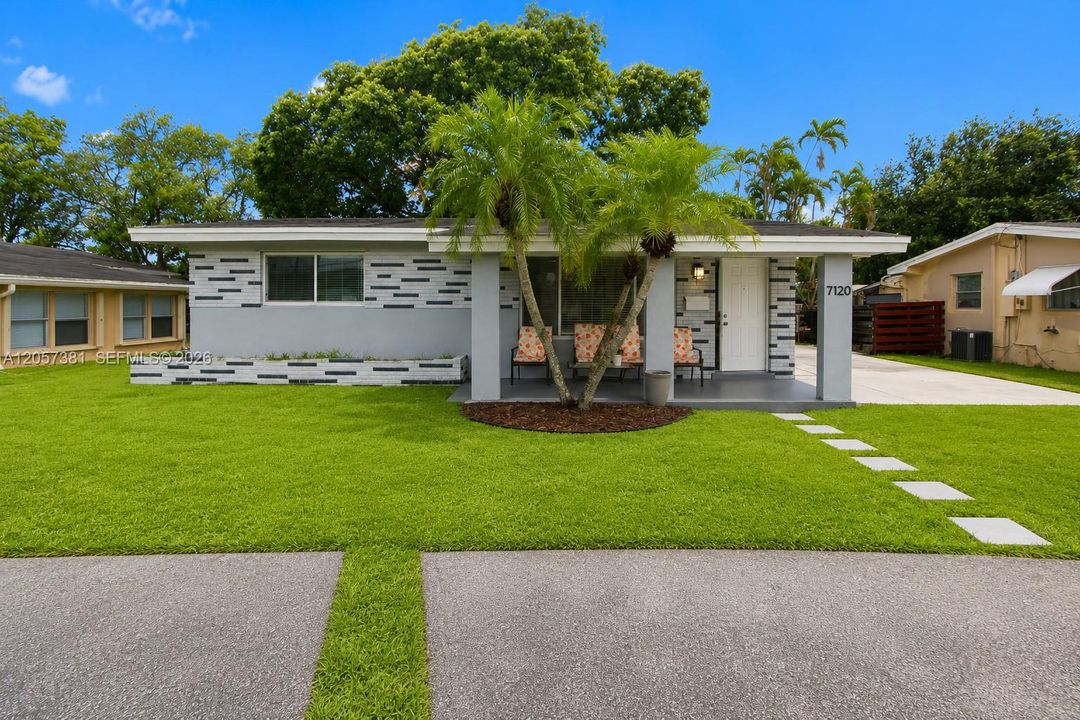 For Sale: $410,000 (2 beds, 1 baths, 888 Square Feet)