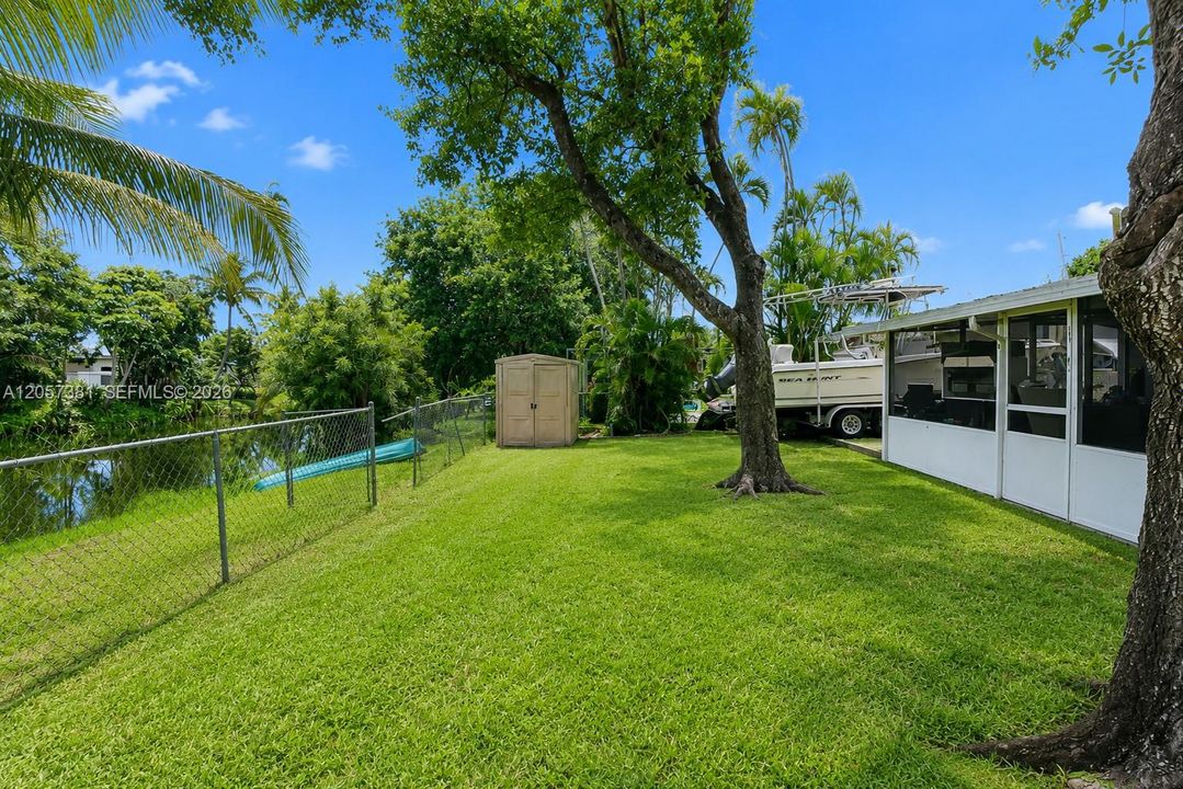 For Sale: $410,000 (2 beds, 1 baths, 888 Square Feet)
