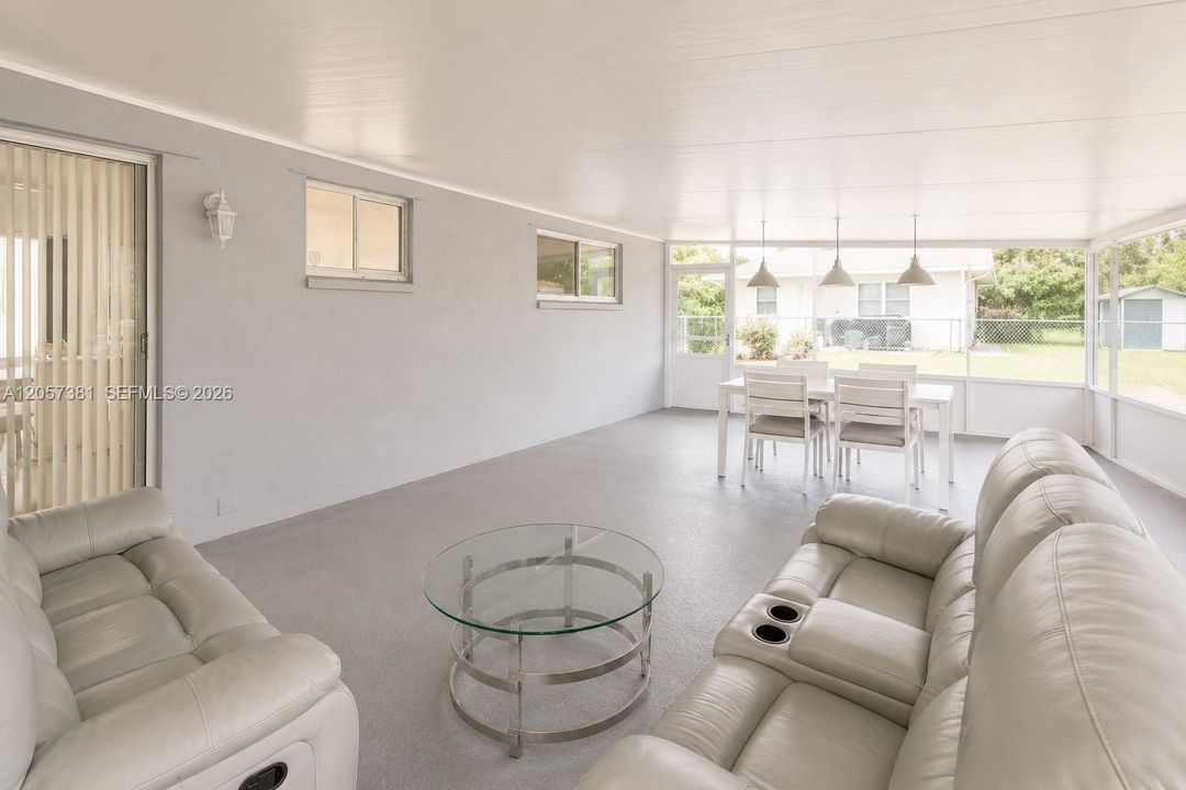 For Sale: $410,000 (2 beds, 1 baths, 888 Square Feet)