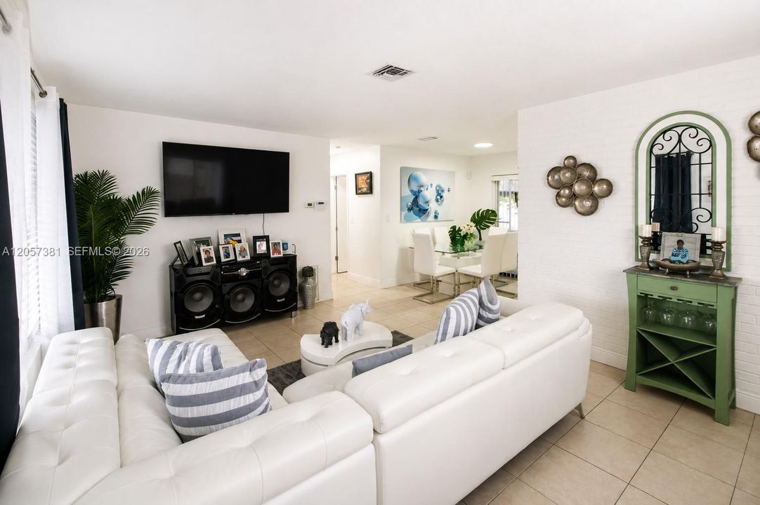 For Sale: $410,000 (2 beds, 1 baths, 888 Square Feet)