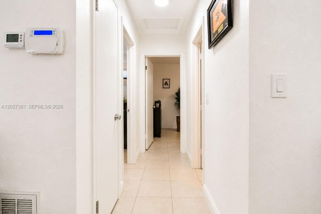 For Sale: $410,000 (2 beds, 1 baths, 888 Square Feet)