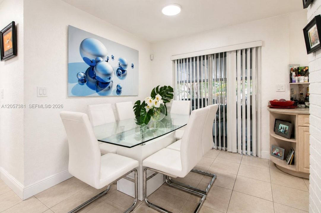 For Sale: $410,000 (2 beds, 1 baths, 888 Square Feet)