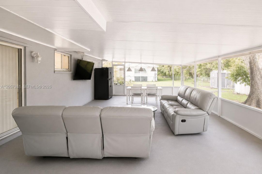 For Sale: $410,000 (2 beds, 1 baths, 888 Square Feet)