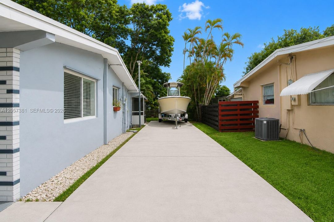 For Sale: $410,000 (2 beds, 1 baths, 888 Square Feet)
