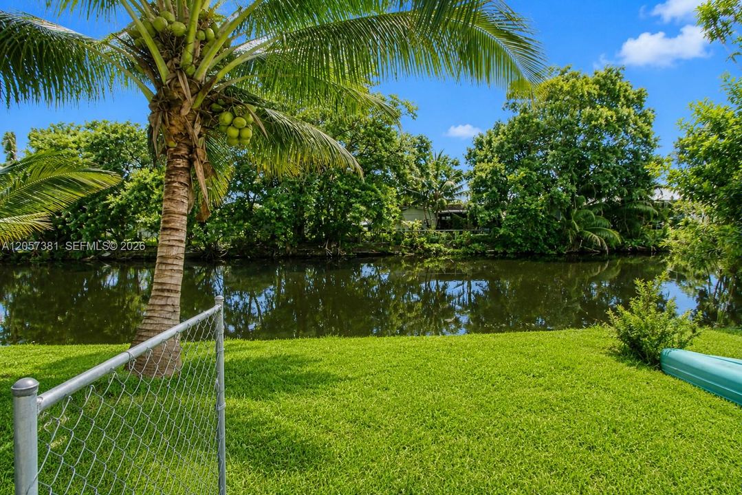 For Sale: $410,000 (2 beds, 1 baths, 888 Square Feet)