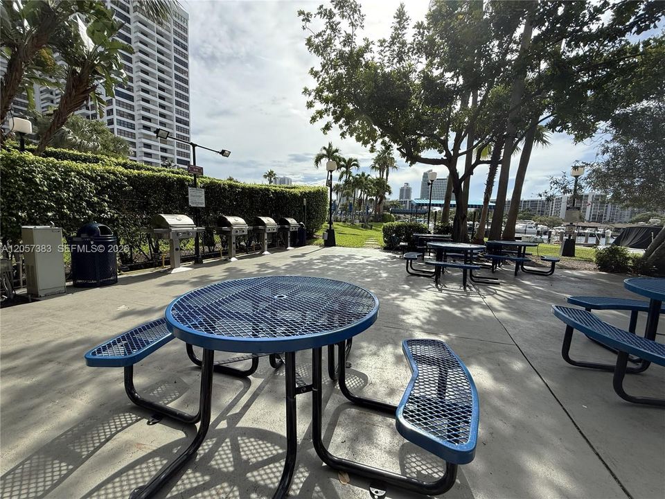 For Sale: $345,000 (2 beds, 2 baths, 1280 Square Feet)
