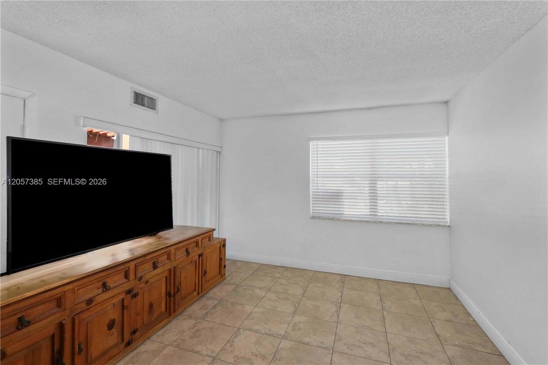 For Sale: $409,000 (2 beds, 1 baths, 1066 Square Feet)