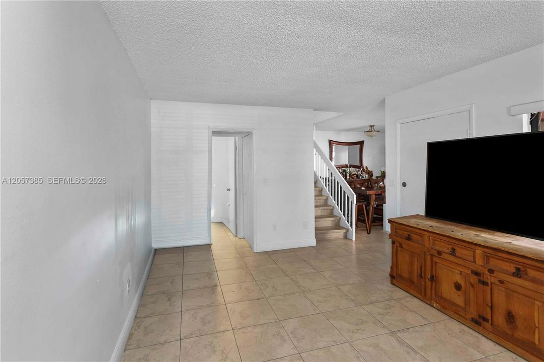For Sale: $409,000 (2 beds, 1 baths, 1066 Square Feet)