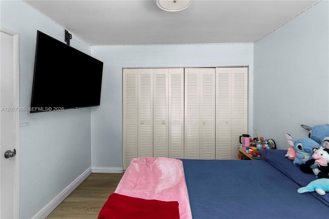 For Sale: $409,000 (2 beds, 1 baths, 1066 Square Feet)
