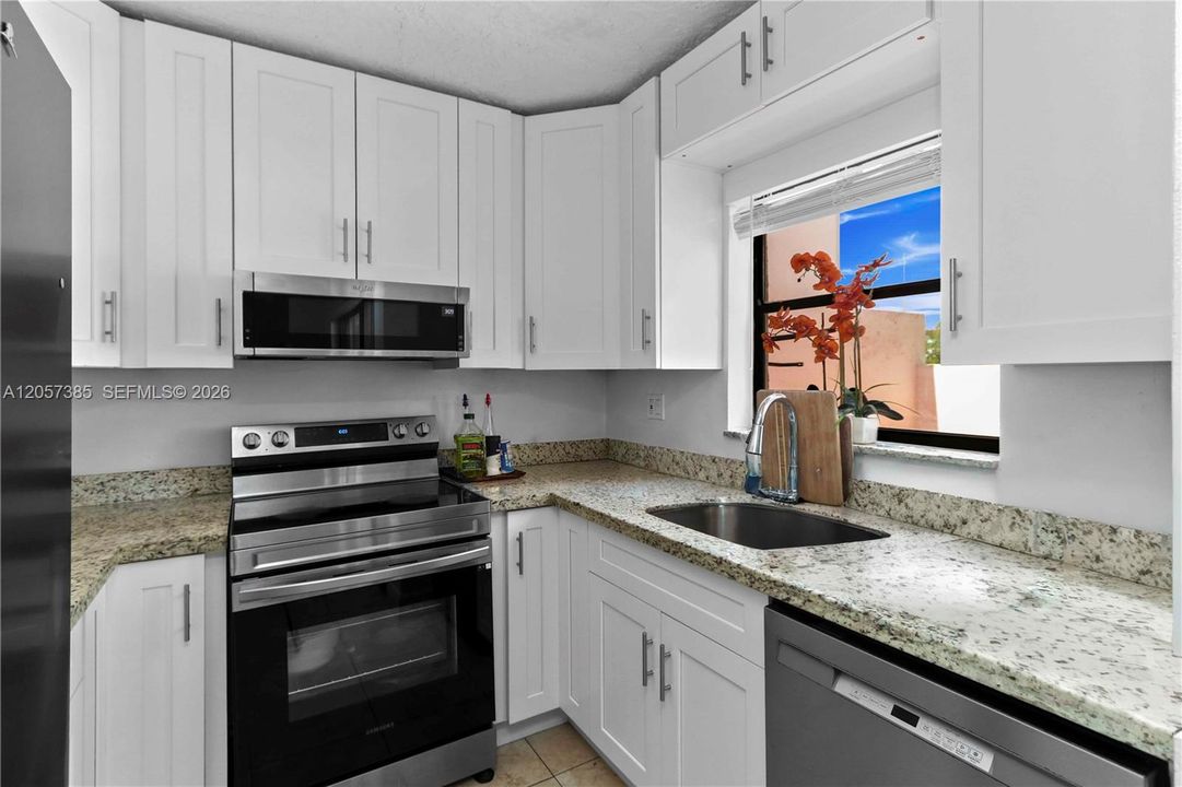 For Sale: $409,000 (2 beds, 1 baths, 1066 Square Feet)