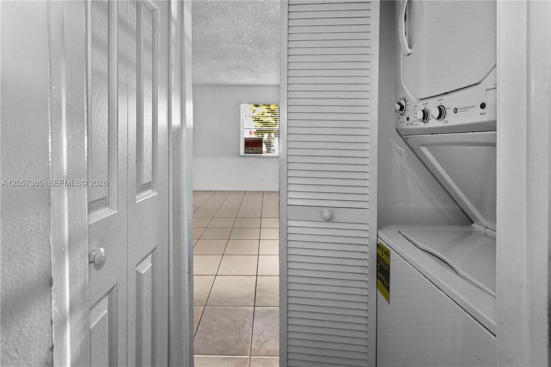 For Sale: $409,000 (2 beds, 1 baths, 1066 Square Feet)
