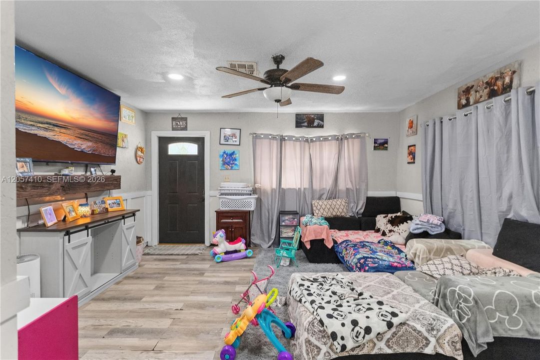 For Sale: $364,000 (3 beds, 1 baths, 1056 Square Feet)