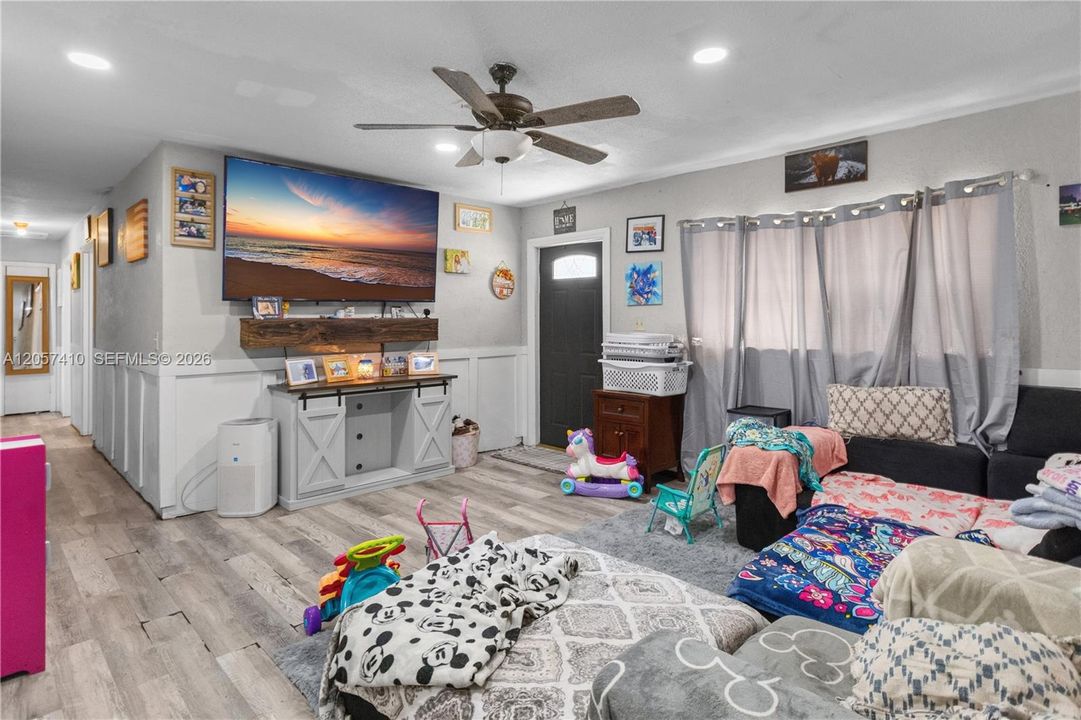 For Sale: $364,000 (3 beds, 1 baths, 1056 Square Feet)