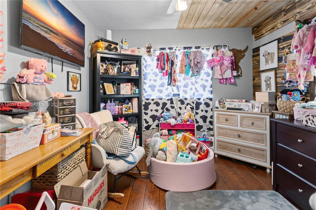 For Sale: $364,000 (3 beds, 1 baths, 1056 Square Feet)