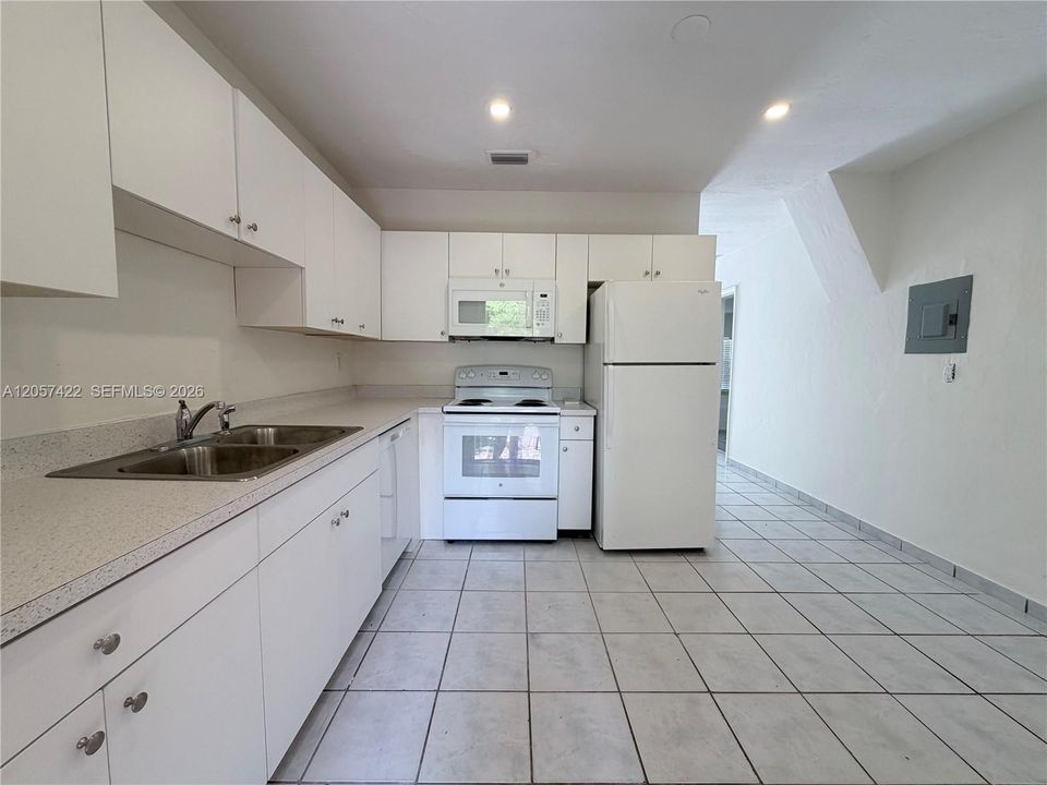 В аренду: $2,700 (3 спален, 1 ванн, 1468 Квадратных фут)