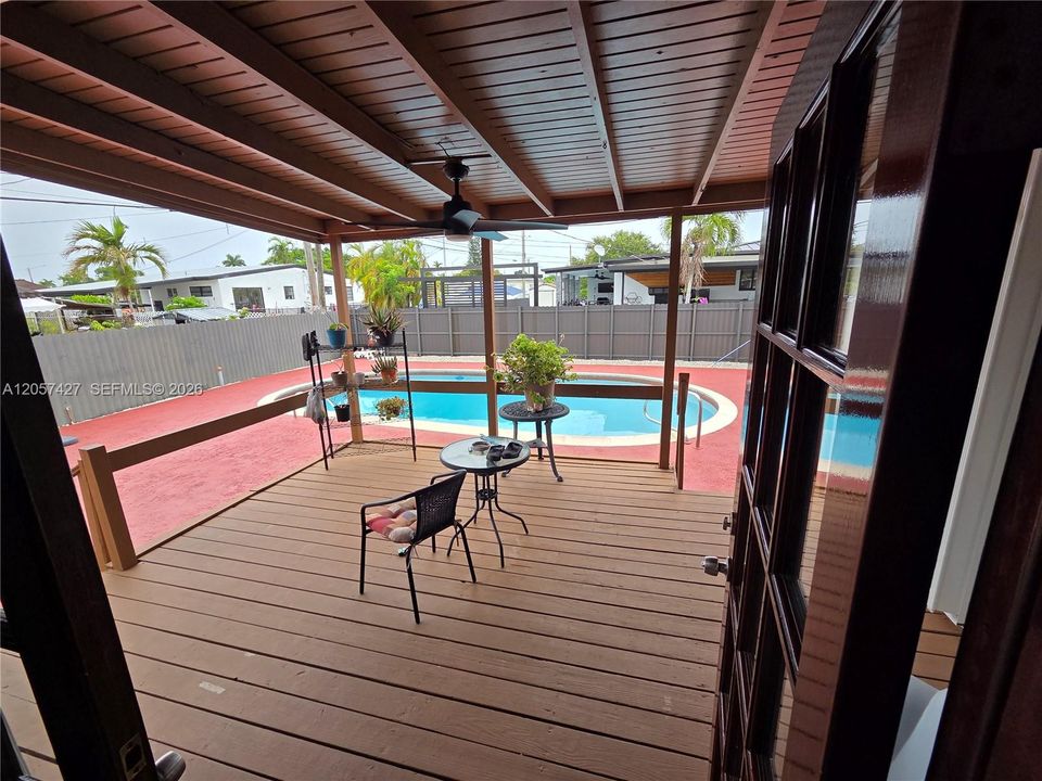 En Venta: $825,000 (4 camas, 2 baños, 1780 Pies cuadrados)