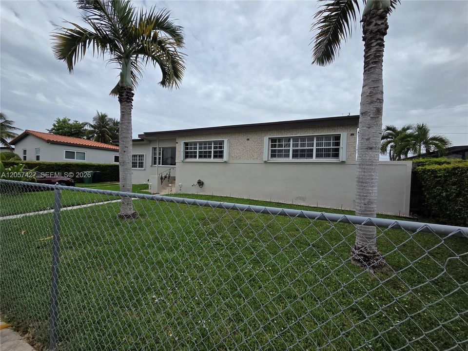 En Venta: $825,000 (4 camas, 2 baños, 1780 Pies cuadrados)