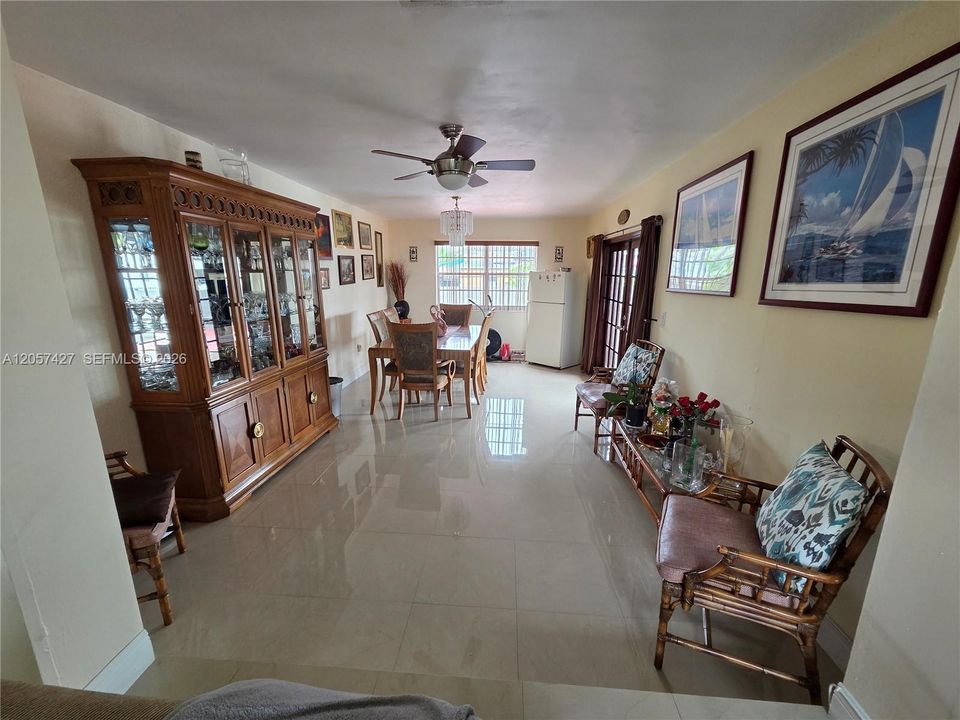 En Venta: $825,000 (4 camas, 2 baños, 1780 Pies cuadrados)